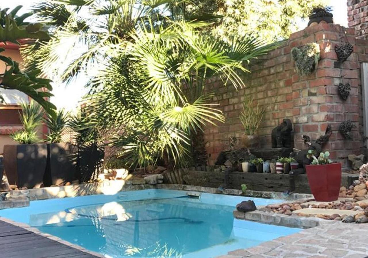 A La Martha'S Air-Port Guest House Puerto Elizabeth Exterior foto
